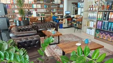 Gemütliche Lounge mit Ledersofas, Whiskyregalen.
