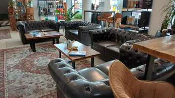 Ledersofas in gemütlicher Loungesitzung.