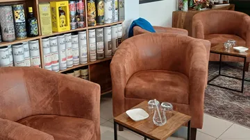 Braune Stühle in gemütlicher Lounge.