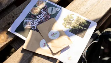 Packungen und Broschüre auf Holzboden.