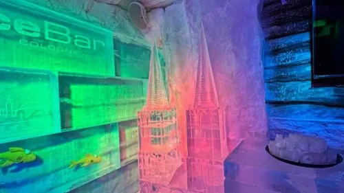 Eisbar mit bunter Beleuchtung und Eisskulpturen.
