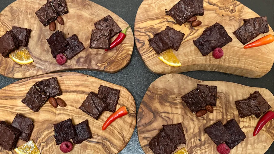 Brownies auf Holzbrettchen mit Garnierungen.