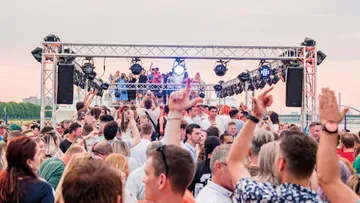 Menschenmenge tanzt bei Open-Air-Musikfestival.