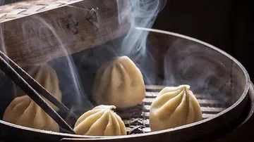 Gedämpfte Knödel in Bambuskorb mit Dampf.