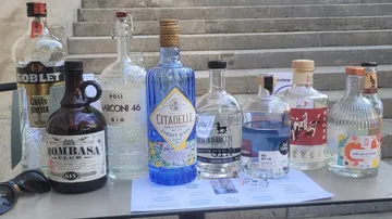 Verschiedene Ginflaschen auf Tisch nahe Treppe.