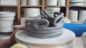 Tonplastik in Arbeit auf drehbarem Sockel.