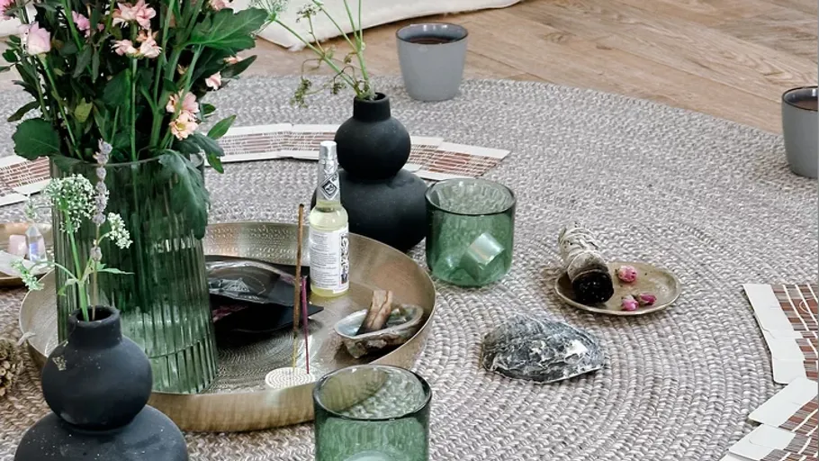 Dekorativer Tisch mit Blumen und Kerzen.