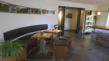 Moderner Lounge-Bereich mit gebogenen Sitzgelegenheiten.