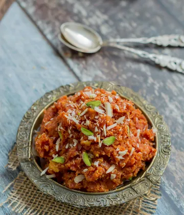 Schüssel mit Karottenhalwa und Nüssen dekoriert.