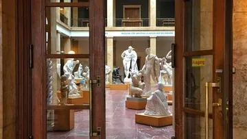 Museumeingang mit klassischen Skulpturen.