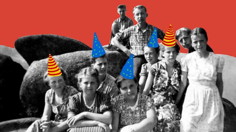 Gruppe trägt Partyhüte auf felsiger Landschaft.
