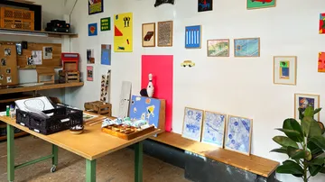 Kunststudio mit bunter Kunst an der Wand.