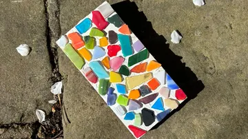 Buntes Mosaikstein auf Steinoberfläche.