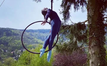 Frau macht Luftakrobatik im Freien.