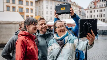 Gruppe von Menschen macht Selfie, Stadtplatz.