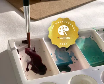 Pinsel in Palette mit Zertifikats-Abzeichen.