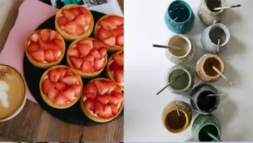 Törtchen mit Erdbeeren neben Farbtöpfen.