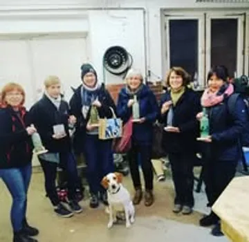 Gruppe von Menschen mit Basteln in Werkstatt.