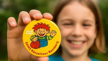 Kind hält Abzeichen mit Cartoonfigur im Freien.