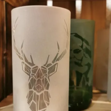 Mattiertes Glas mit eingraviertem geometrischem Hirschdesign.