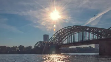 Brücke über Fluss mit Sonnenschein.