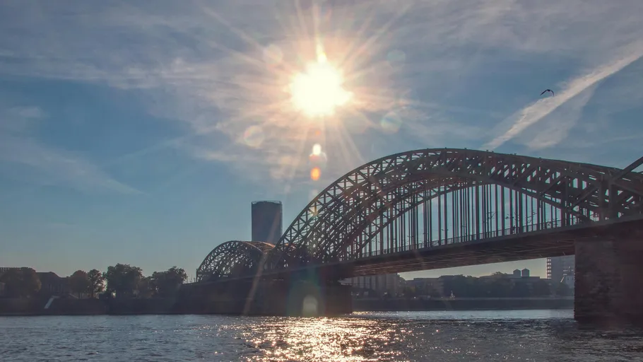 Brücke über Fluss mit Sonnenschein.