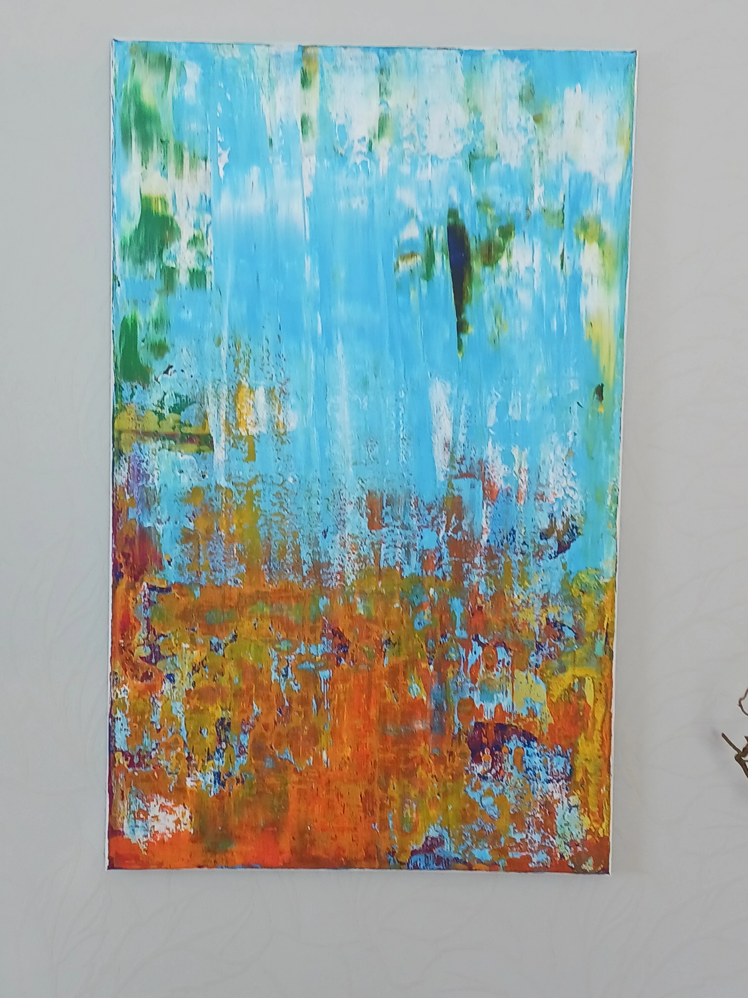 Farbenfrohes abstraktes Gemälde an der Wand.