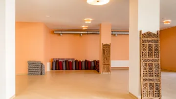Yogastudio mit Matten und Dekorbildschirmen.