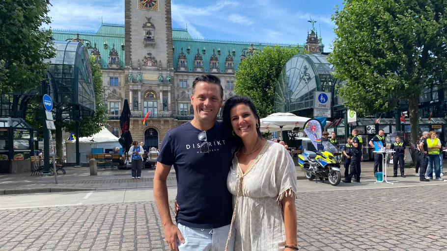 Zwei Personen stehen auf einem Stadtplatz.
