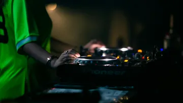 DJ passt Regler in einem dunklen Nachtclub an.