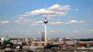 Fernsehturm ragt über Berlins Stadtbild empor.