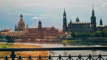 Historische Gebäude am Flussufer in Dresden, Deutschland.