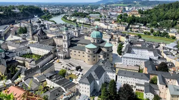 Luftaufnahme einer historischen europäischen Stadt.