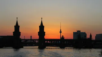 Brückensilhouette vor Sonnenuntergangshimmel.
