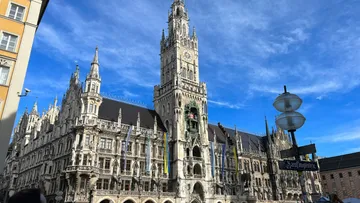 Gotisches Gebäude unter blauem Himmel, Stadtumgebung.