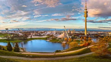 Panoramablick auf Münchens Olympiapark bei Sonnenuntergang.