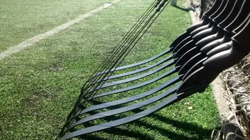 Rasenpflegewerkzeug auf Fußballplatz.