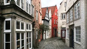 Kopfsteinpflaster Gasse mit bunten historischen Gebäuden.