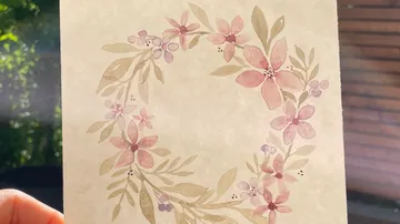 Blumenkranz-Design auf einer Karte.