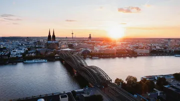 Sonnenuntergang über Köln mit Brücke und Dom.