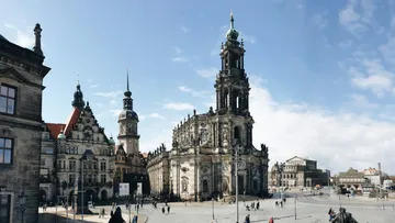 Kathedrale mit Menschen auf Stadtplatz.