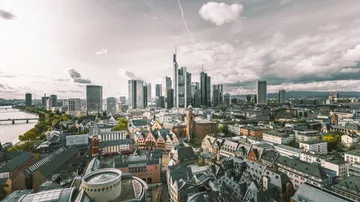 Frankfurter Skyline mit Wolkenkratzern und Wolken.