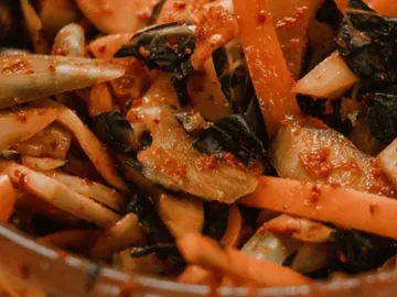 Buntes Gemüsegericht mit scharfer, roter Würzsauce gemischt.