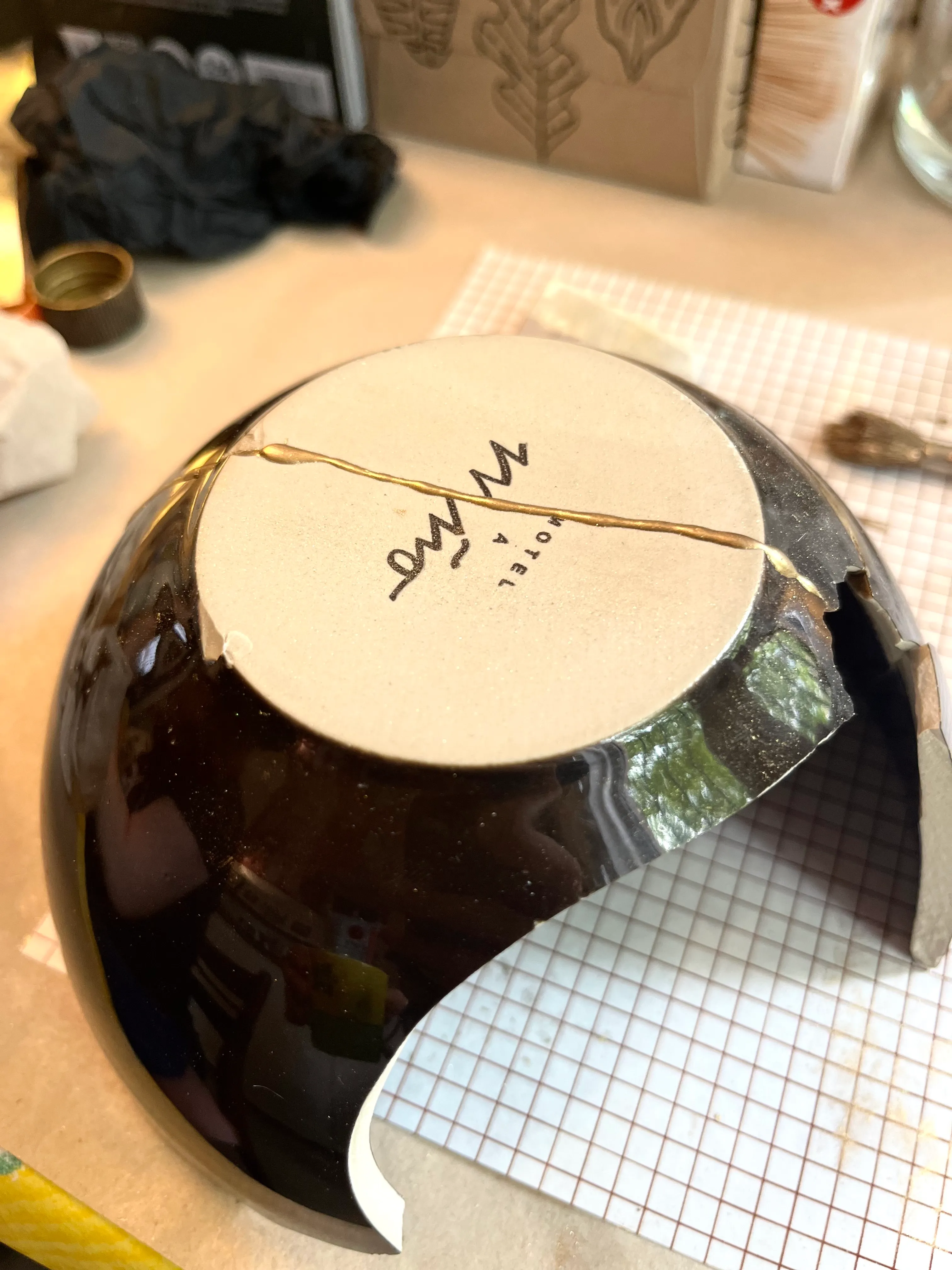 Gebrochene Schüssel mit Goldkleber auf Tisch repariert.