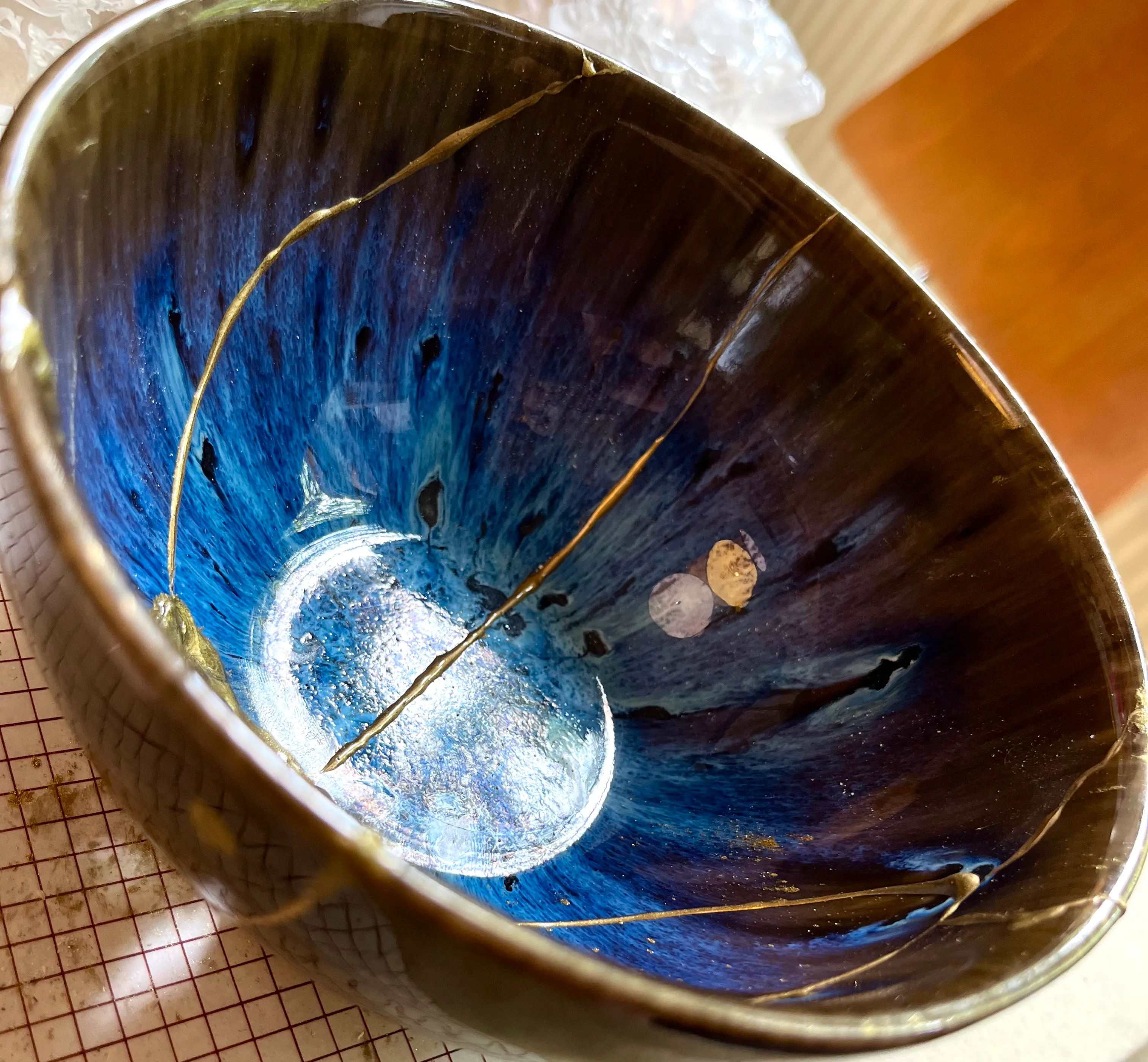 Keramikschale mit Gold repariert, blaues Innere.