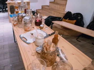 Tisch mit verschiedenen Gläsern und Geschirr, unordentlich.