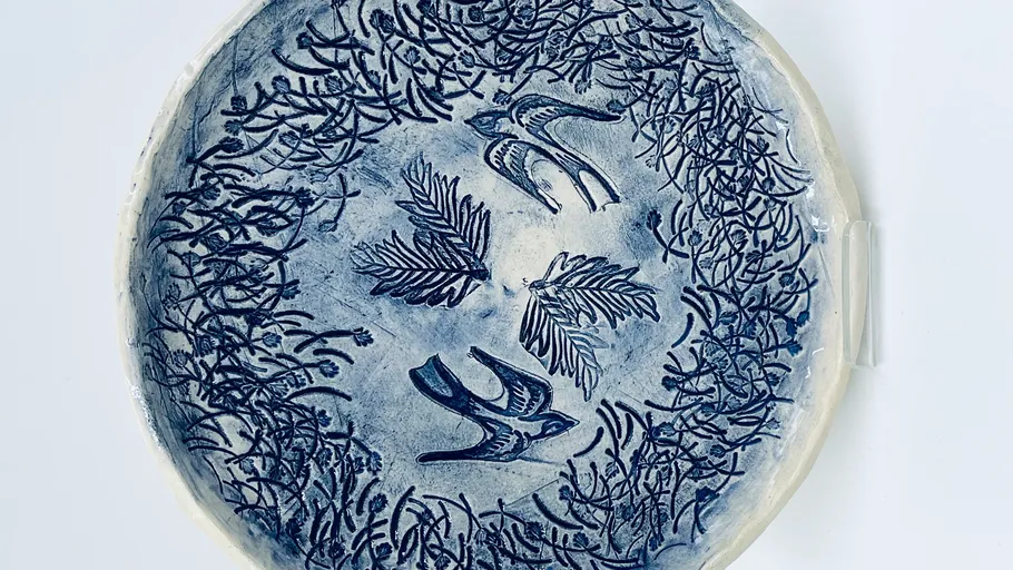 Dekorativer Keramikteller mit Vogeldesign.