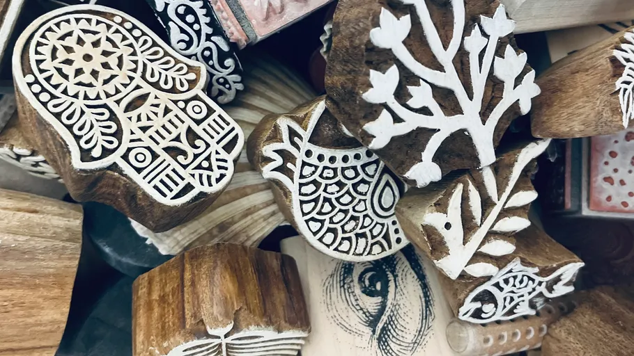 Holzstempel mit detaillierten weißen Designs.