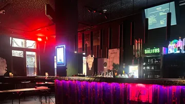 Moderne Bar-Inneneinrichtung mit rotem und lila Licht.