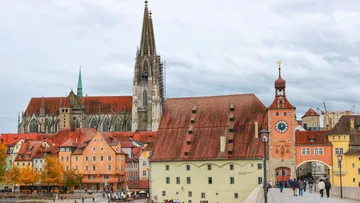Historische Gebäude mit Dom in Regensburg.